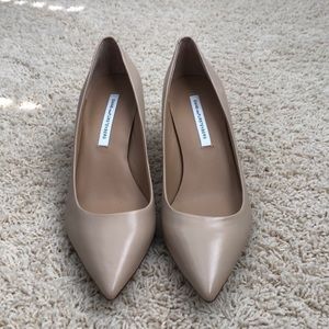 Diane von Furstenburg tan pumps